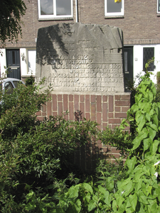 905460 Afbeelding van de gedenksteen op het Werkspoorplein te Utrecht als herinnering aan de bouw van Elinkwijk.N.B. Er ...